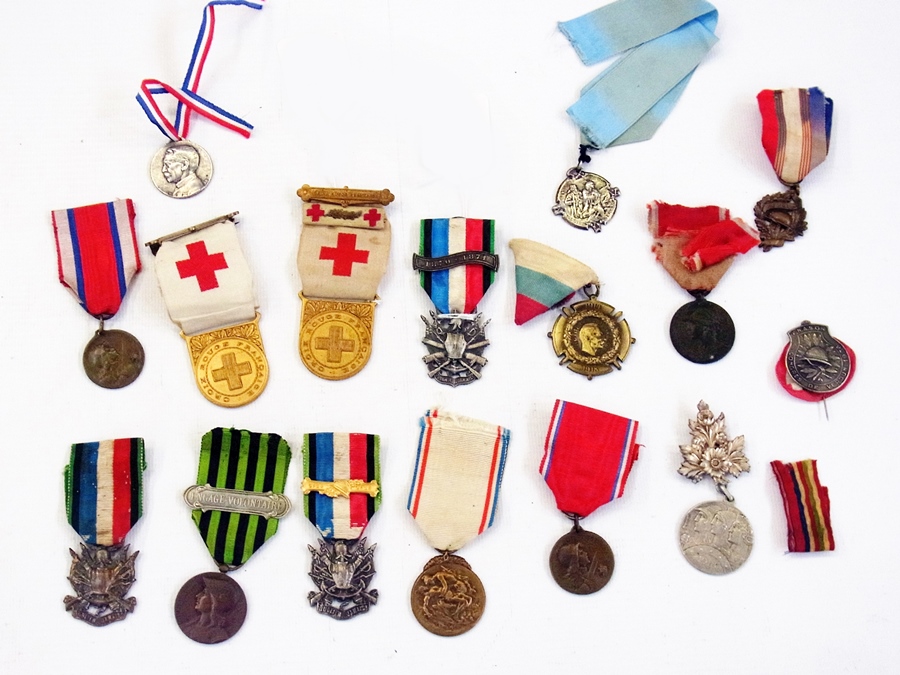 A collection of French WW I medals (1 box)    Condition Report  Please contact the Auctioneer for