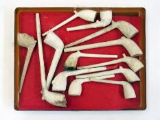 A quantity of assorted clay pipes (2 boxes)    Condition Report  Please contact the Auctioneer for