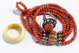 Four-strand coral bead bracelet with gold-coloured metal and coral clasp, coral set silver-