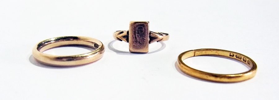 9ct gold wedding ring, 9ct gold small initial ring and a 22ct wedding ring