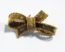 Gold-coloured metal and diamond ribbon brooch with rope-twist border