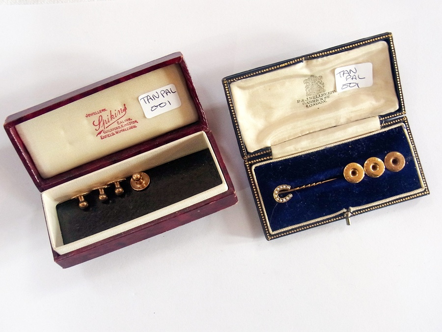 Set of four 9ct gold gents dress studs, seed pearl set horseshoe pattern tie pin