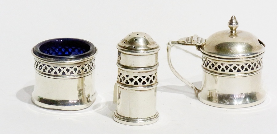 A George V silver open salt and lidded mustard pot, with blue glass liners together with a small