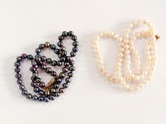 Modern string of cultured pearls, slightly pink in colour and another string of black pearls (2)