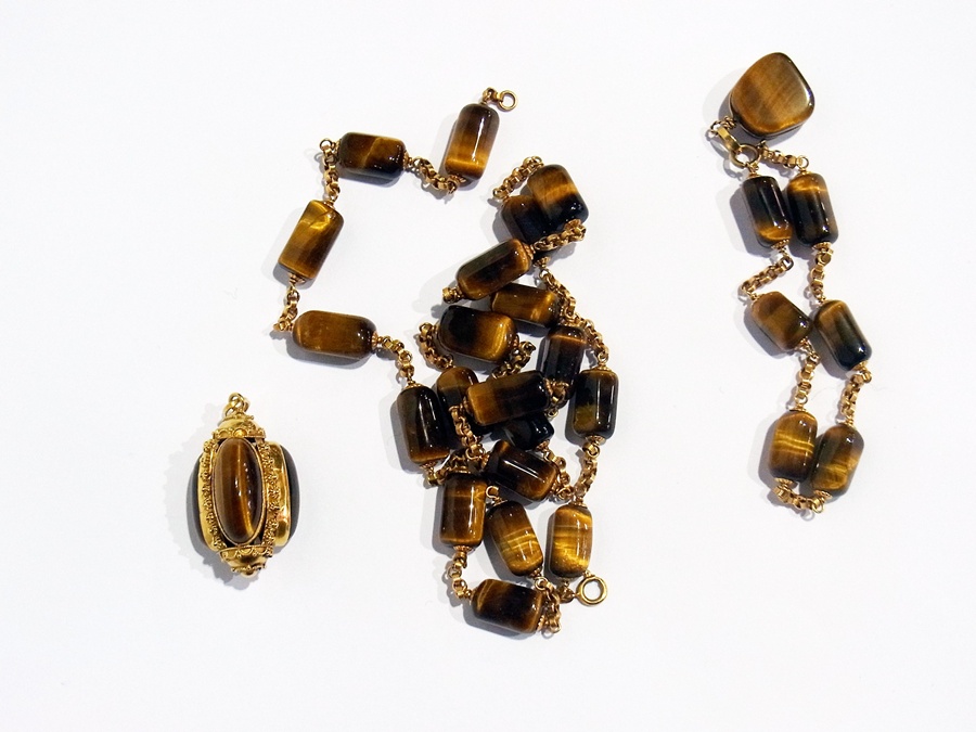 An 18ct gold and tiger's eye necklace with cylindrical polished tiger's eye stones interspersed by