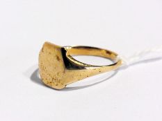 An 18ct gold signet ring