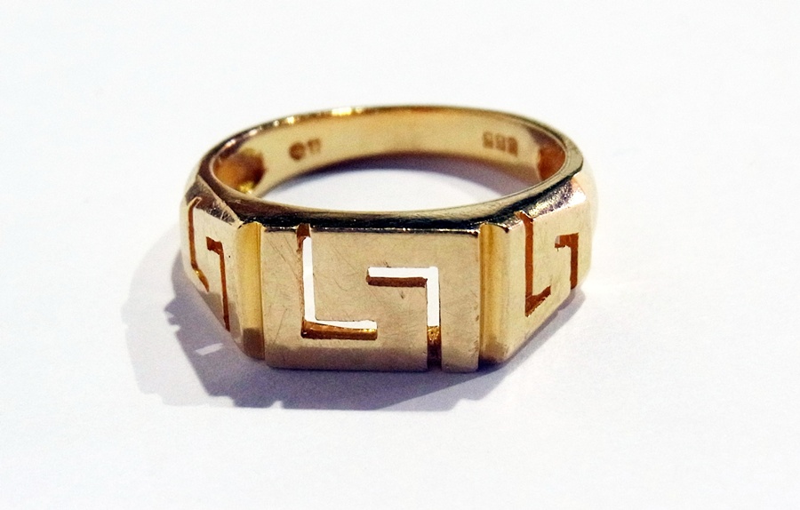 A 14K gold Greek key-pattern pierced ring, 5.6g approx.