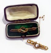 15ct gold brooch, rounded rectangular, relief-decorated together with another brooch