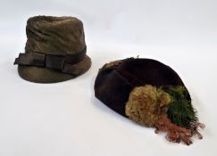 A vintage fur hat, another, a feather hat, two others and another (6)