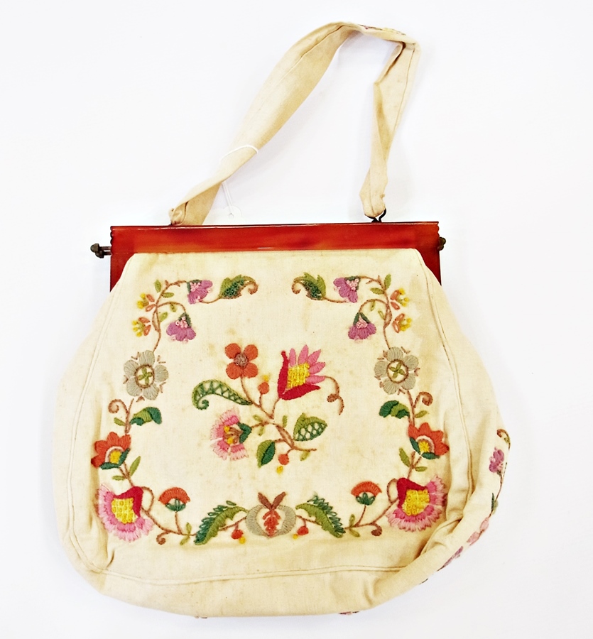 Embroidered handbag, with cream ground, floral decoration, with bakelite clasp