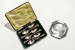 A set of six silver plate grapefruit spoons (cased) together with a plate octagonal dish