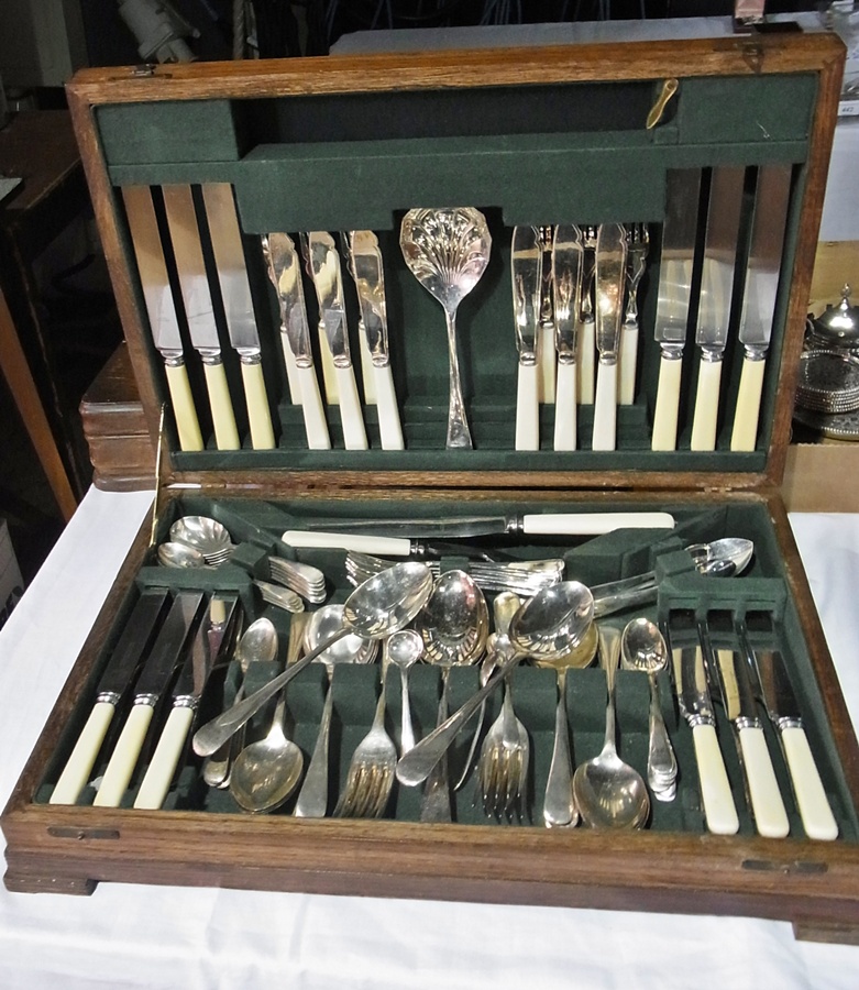 A B&J Sippel Limited, Sheffield canteen of silver plate cutlery for six place settings