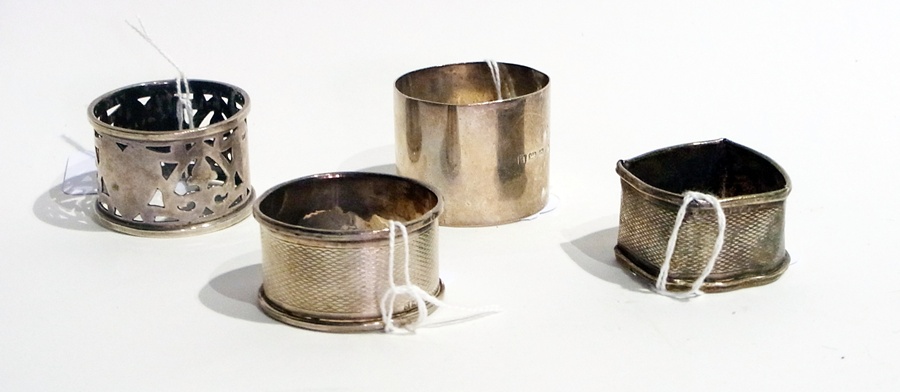 George V pair silver napkin rings, Sheffield 1911 (af) together with two other napkin rings (4)