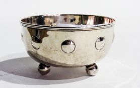 An Edwardian silver sugar bowl with roundel decoration, raised on ball feet, Birmingham 1903, 8cm