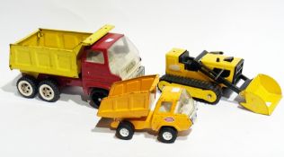 Tonka Toys tinplate hydraulic tipper truck, Caterpillar bulldozer and a dumper truck (3)