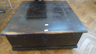 Stained wood box/table having double hinged top with strapwork hinges, pair iron side handles, on