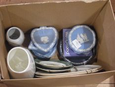 Quantity Wedgwood Christmas plates (boxed, Wedgwood "Moonflower" pattern vase, Copenhagen "Crocus"