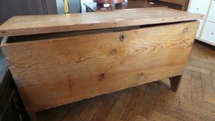 Pine coffer with plank ends