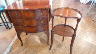 Two-tier occasional table, kidney-shaped with scalloped edge, on splayed supports and a mahogany