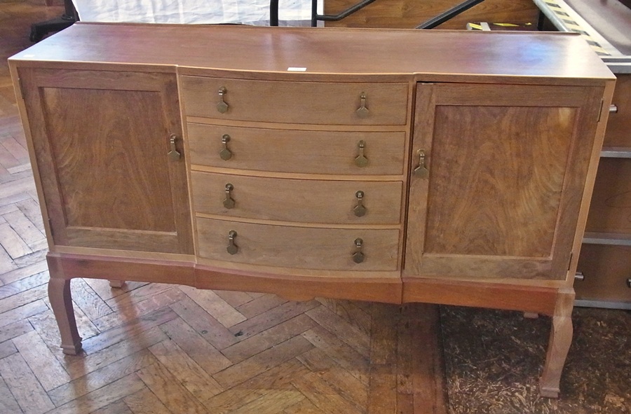 Arts & Crafts Cotswold style mahogany sideboard, with slight breakfront, having four central