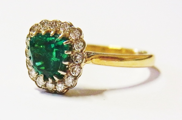 18ct gold, emerald and diamond cluster r