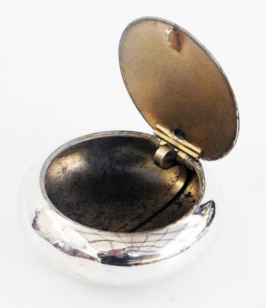 Edwardian silver circular snuffbox with - Image 3 of 3