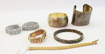 Large quantity of bracelets including di