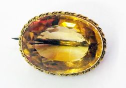 Gold-coloured metal pink stone brooch, o