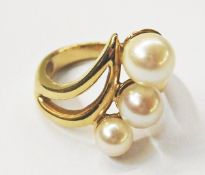 18ct gold and cultured pearl ring, the t
