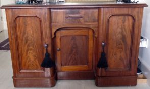 Victorian mahogany kneehole desk, having