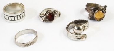 Two .925 silver dress rings and three others (5)