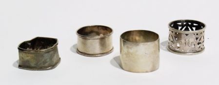 George V pair silver napkin rings, Sheffield 1911 (af) together with two other napkin rings (4)