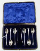 Set of six George V silver "Onslow" pattern coffee spoons with matching sugar nips, in a fitted
