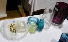A quantity of perfume bottles, 20th century glass and other items (13)