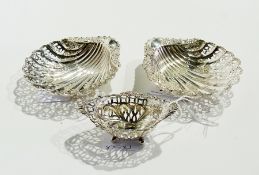 Pair of Victorian silver pierced shell-shaped serving dishes, on beaded bun feet, Sheffield 1895