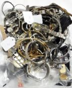 A large quantity of assorted lady's and gentleman's wristwatches (1 box)