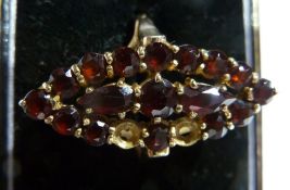 9ct gold garnet ring, elliptical shape, set multiple stones (2 missing)