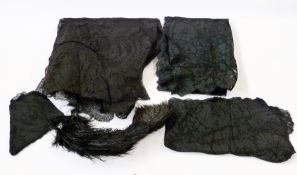 Black lace shawl and ostrich feathers (1 box)