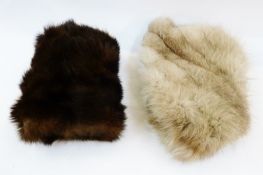 A vintage fur cuff, a throw, fox fur, a fur shawl and other items (1 box)