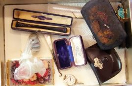A lacquer jewellery box (af), a bird brooch, a quantity of coins, an Ingersoll watch face, a compact