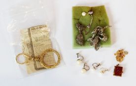 A quantity of costume jewellery to include:- two brooches, Edinburgh souvenir pendant, pearl