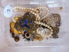 A quantity of costume jewellery to include simulated pearl necklace, assorted brooches and other