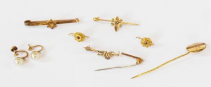 15ct gold and diamond stickpin, a 9ct gold bar brooch, 14ct Fleur de Lys and seedpearl bar brooch,
