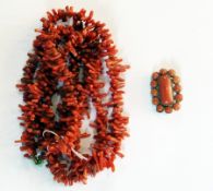 A long branch coral necklace and oval coral brooch surrounded by beads of coral (2)