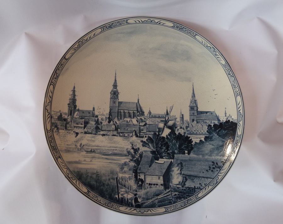 Large Delft charger painted with scene of "Hanover", 24cm in diameter