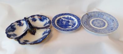 Large quantity blue and white china to include:- Royal Worcester, Spode etc ( 1 box)