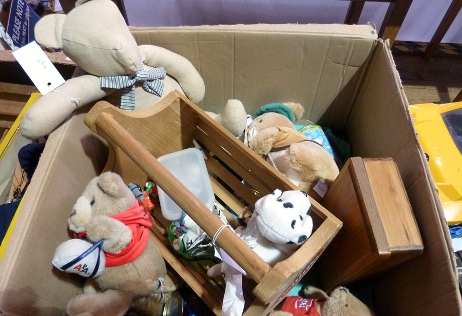 Quantity of soft toys, plastic Smurf toys and Snoopy dogs, and other items (1 box)