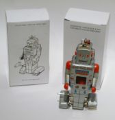 Chinese modern tinplate clockwork robot, boxed, No.MS372 (17)