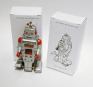 Chinese modern tinplate clockwork robot, boxed, No.MS372 (18)