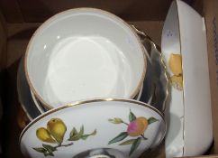 Quantity of Royal Worcester Evesham oven to tableware, flan dishes and other souffle dishes and